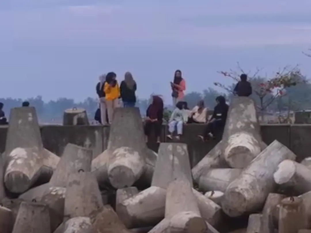 Area pemecah ombak di Pantai Jetis jadi spot menikmati pagi hari bagi Muda-Mudi Cilacap. (Foto: Tangkapan layar Instagram @jetis.tourism.village) 