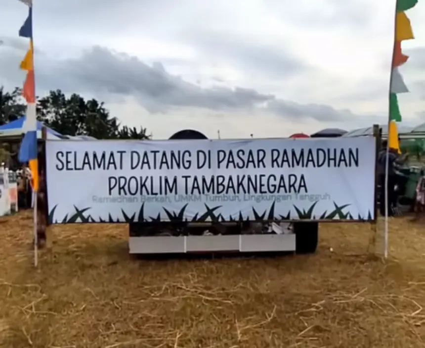 Pasar Ramadan Proklim Tambaknegara di sebelah barat SDN 1 Tambaknegara, Rawalo, Banyumas. (Foto: Tangkapan layar TikTok @deswitatambaknegara)