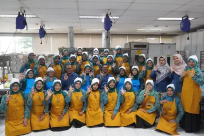 Pelatihan boga bagi kader PKK, termasuk membuat kue persiapan lebaran. (Pemkab Cilacap).