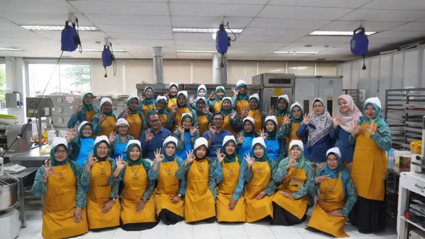 Pelatihan boga bagi kader PKK, termasuk membuat kue persiapan lebaran. (Pemkab Cilacap).