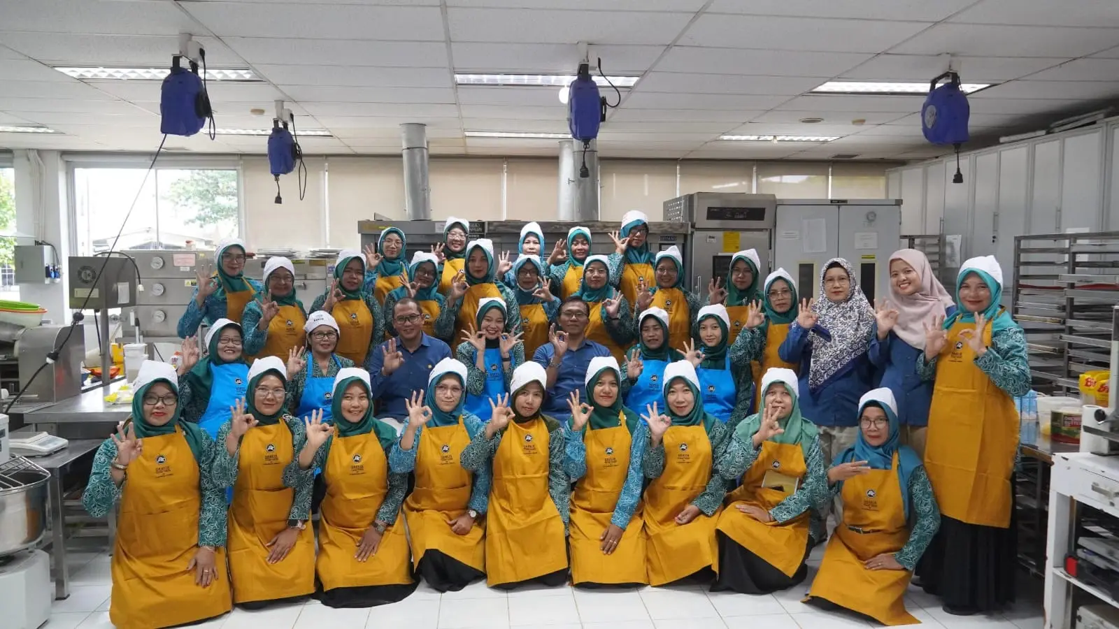 Pelatihan boga bagi kader PKK, termasuk membuat kue persiapan lebaran. (Pemkab Cilacap).