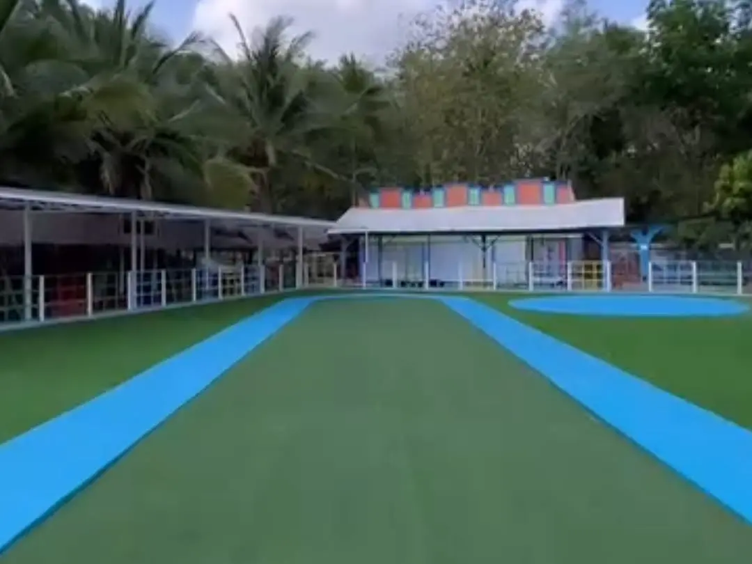 ​Playground anak-anak menjadi salah satu wahana yang ada di Pemandian Air Panas Cipari. (Foto: Tangkapan layar Instagram @airpanascipari)