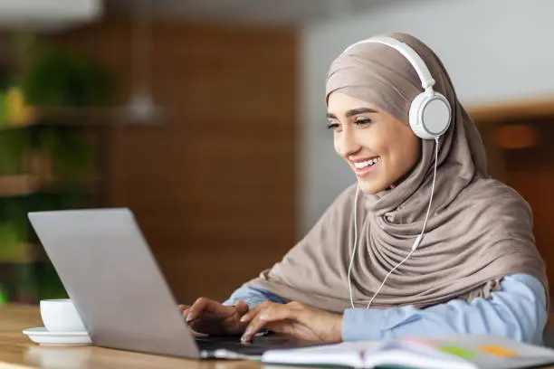 Perempuan muslimah berilmu