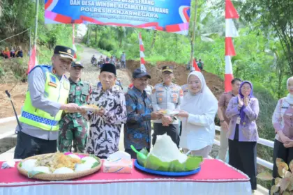 Kapolres dan Bupati Banjarnegara memotong pita saat peresmian jembatan merah putih presisi Desa Winong Bawang, Jumat (13/2/2026). (Foto : dok Kominfo Banjarnegara)