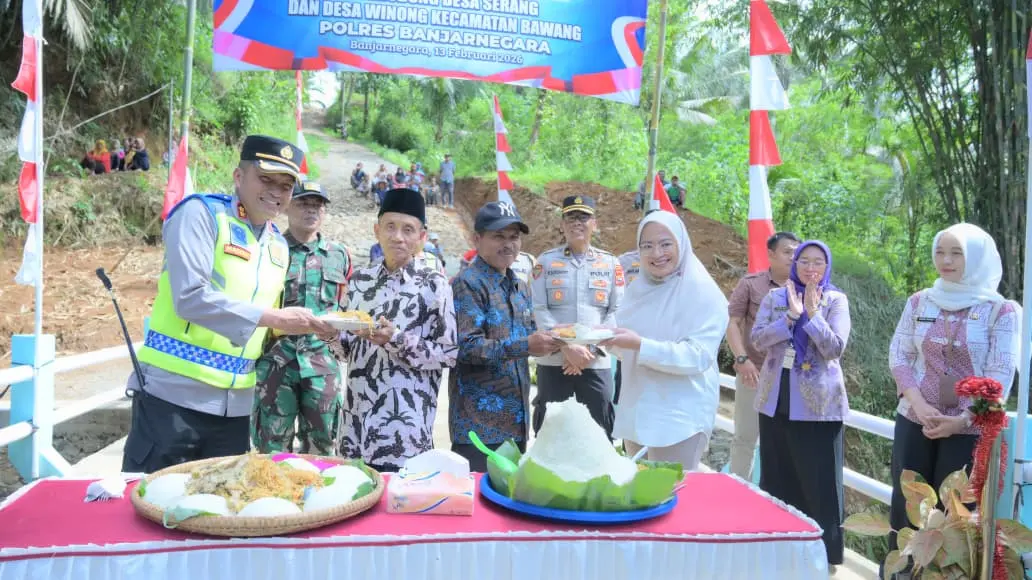 Kapolres dan Bupati Banjarnegara memotong pita saat peresmian jembatan merah putih presisi Desa Winong Bawang, Jumat (13/2/2026). (Foto : dok Kominfo Banjarnegara)