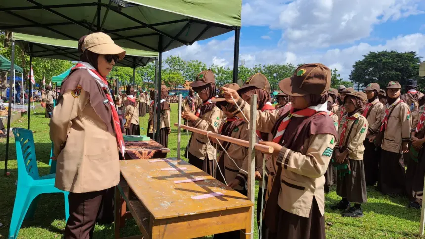 Peserta Pesta Siaga Pramuka Kwarran Cilacap Utara saat adu keterampilan. (Tri Aji).