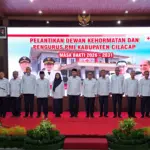 Prosesi pelantikan jajaran pengurus PMI Kabupaten Cilacap periode 2026-2031 di Pendapa Wijayakusuma Cilacap. (Tri Aji).