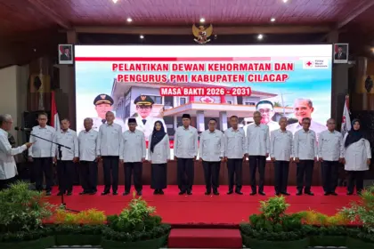 Prosesi pelantikan jajaran pengurus PMI Kabupaten Cilacap periode 2026-2031 di Pendapa Wijayakusuma Cilacap. (Tri Aji).