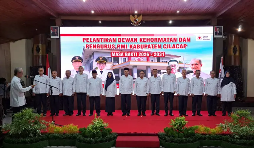 Prosesi pelantikan jajaran pengurus PMI Kabupaten Cilacap periode 2026-2031 di Pendapa Wijayakusuma Cilacap. (Tri Aji).