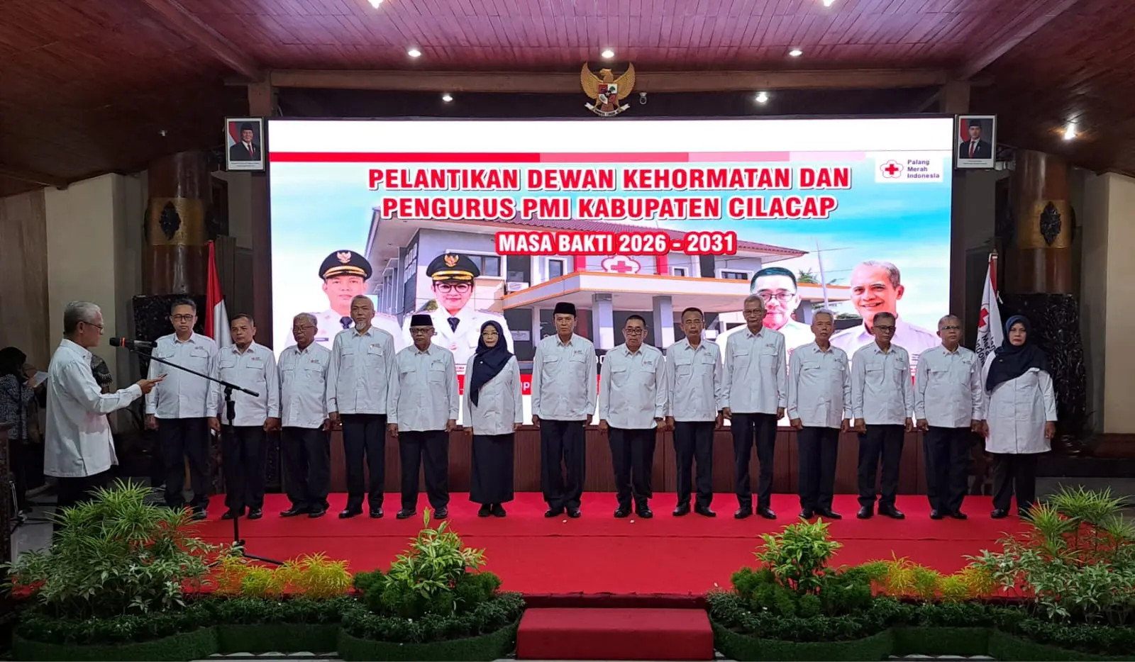 Prosesi pelantikan jajaran pengurus PMI Kabupaten Cilacap periode 2026-2031 di Pendapa Wijayakusuma Cilacap. (Tri Aji).