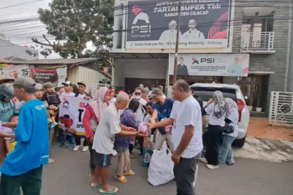 Ketua DPD PSI Cilacap Bos Edy Santoso bersama jajaran pengurus dan anggota membagikan ribuan paket takjil. (Tri Aji).