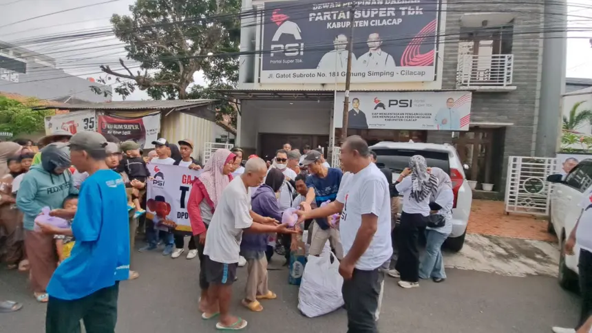 Ketua DPD PSI Cilacap Bos Edy Santoso bersama jajaran pengurus dan anggota membagikan ribuan paket takjil. (Tri Aji).