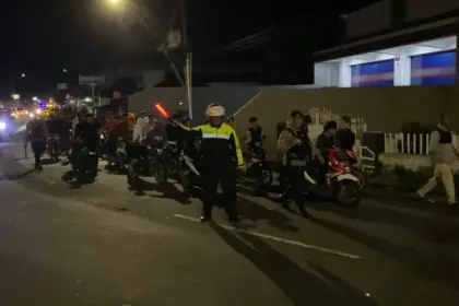 Puluhan pelajar mendorong sepeda motor menuju Mapolsek Majenang usai terjaring razia balap liar. (Tri Aji).