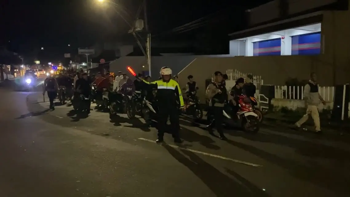 Puluhan pelajar mendorong sepeda motor menuju Mapolsek Majenang usai terjaring razia balap liar. (Tri Aji).