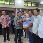 Sekda Cilacap Sadmoko Danardono didampingi Kepala DPUPR Wahyu Ari Pramono saat menyerahkan 17 SPK proyek infrastruktur. (Tri Aji).