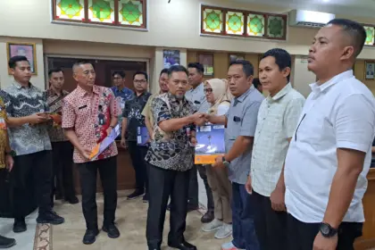 Sekda Cilacap Sadmoko Danardono didampingi Kepala DPUPR Wahyu Ari Pramono saat menyerahkan 17 SPK proyek infrastruktur. (Tri Aji).