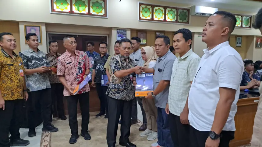 Sekda Cilacap Sadmoko Danardono didampingi Kepala DPUPR Wahyu Ari Pramono saat menyerahkan 17 SPK proyek infrastruktur. (Tri Aji).