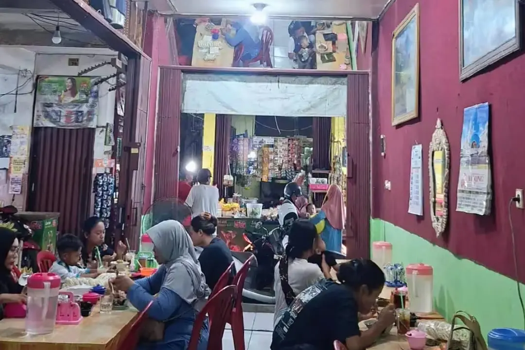 Lokasi Soto Sokaraja Bu Bawuk yang hidden gem, tersembunyi di Pasar Gede Cilacap. (Foto: Tangkapan layar TikTok @sotosokaraja01)