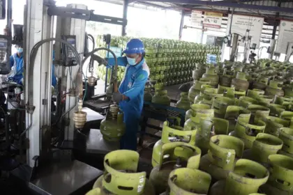 Stasiun pengisian LPG di wilayah Jateng DIY dan menjelang Ramadan Pertamina tambah pasokan termasuk di Cilacap. (Patra Niaga).