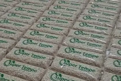 ​Super Tempe Penggalang khas Adipala yang menjadi terlaris di wilayah Cilacap dan sekitarnya. (Foto: Tangkapan layar TikTok @super_tempe)