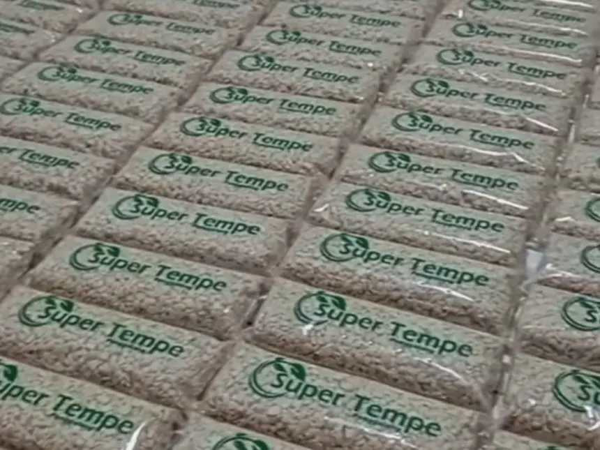 ​Super Tempe Penggalang khas Adipala yang menjadi terlaris di wilayah Cilacap dan sekitarnya. (Foto: Tangkapan layar TikTok @super_tempe)
