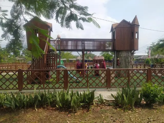 ​Salah satu wahana yang ada di Taman Wisata Pesona Serayu Kesugihan Kidul. (Foto: sisparnas.kemenparekraf.go.id)