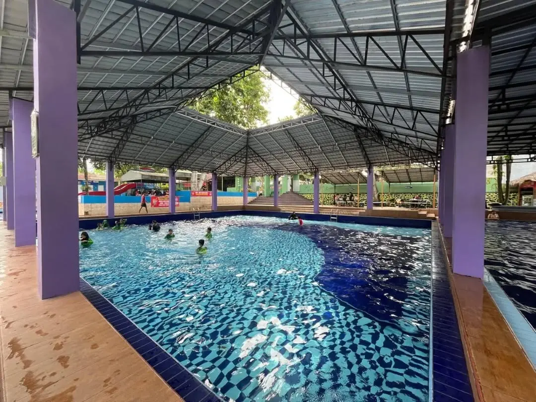 ​Kolam renang indoor yang ada di The Forest Island Purwokerto. (Foto: Instagram @theforestisland)