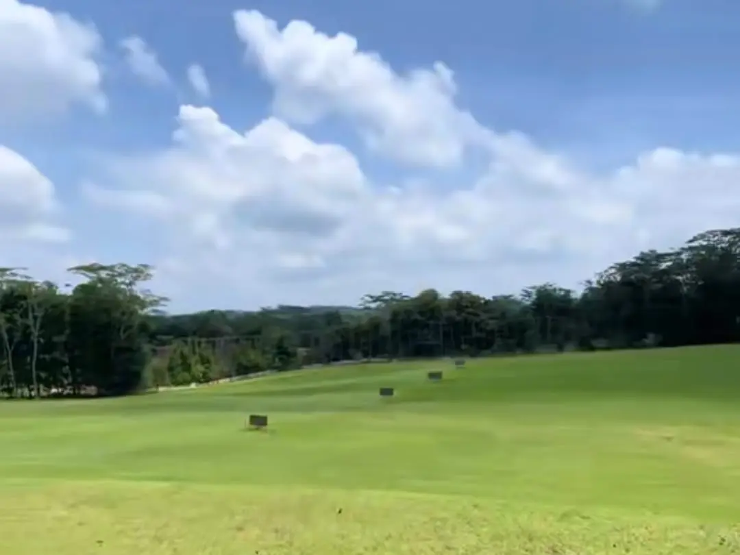 Rasakan pengalaman menyenangkan dengan berbagai pilihan paket bermain dan berlatih bersama Golfer Cilacap di Tritih Golf. (Foto: Tangkapan layar TikTok @golfercilacap)