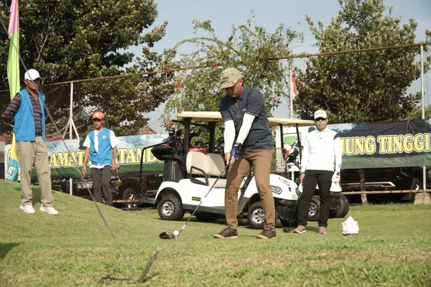 Ilustrasi, cara bermain dan berlatih di Tritih Golf, Jeruklegi, Cilacap. (Foto: cilacapkab.go.id)