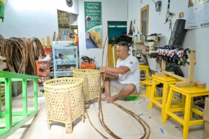 Perajin romboong dawet ayu