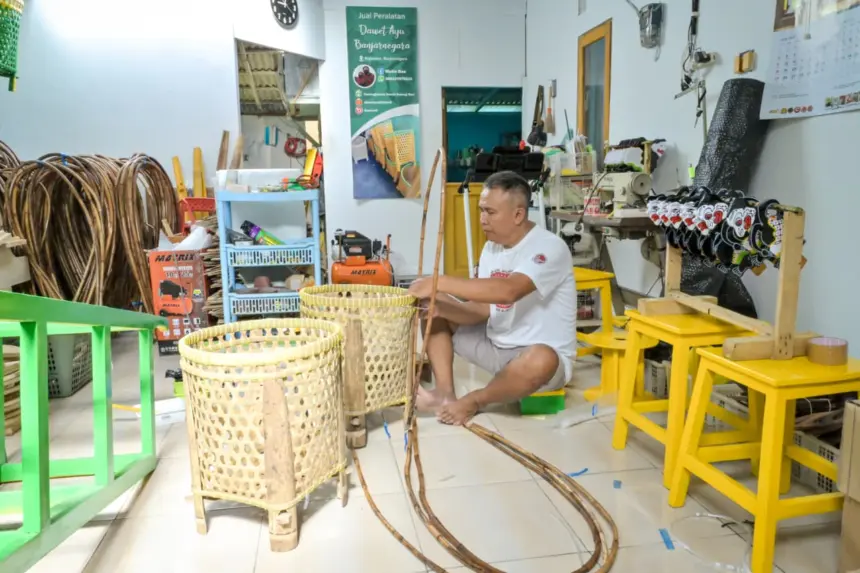Perajin romboong dawet ayu