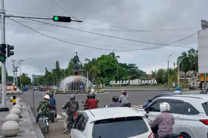 Aktivitas di bundaran alun-alun cilacap