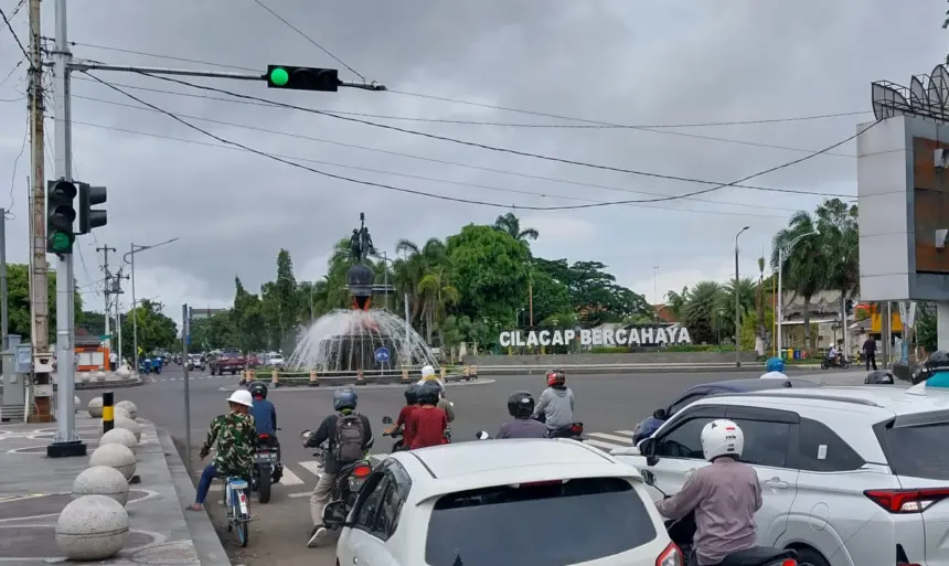 Aktivitas di bundaran alun-alun cilacap