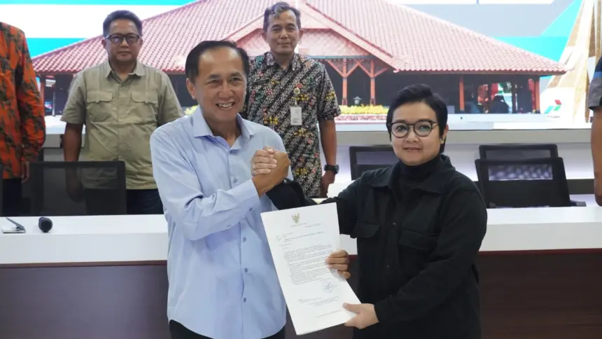 Asisten Sekda Provinsi Jawa Tengah menyerahkan surat tugas Plt Bupati Cilacap kepada Ammy Amalia Fatma Surya. (Pemkab Cilacap)
