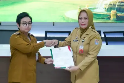 Plt Bupati Cilacap Ammy Amalia Fatma Surya menyerahkan Surat Tugas kepada Annisa Fabriana jadi Plh Sekda Cilacap. (Tri Aji).
