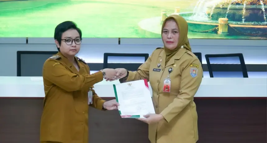 Plt Bupati Cilacap Ammy Amalia Fatma Surya menyerahkan Surat Tugas kepada Annisa Fabriana jadi Plh Sekda Cilacap. (Tri Aji).