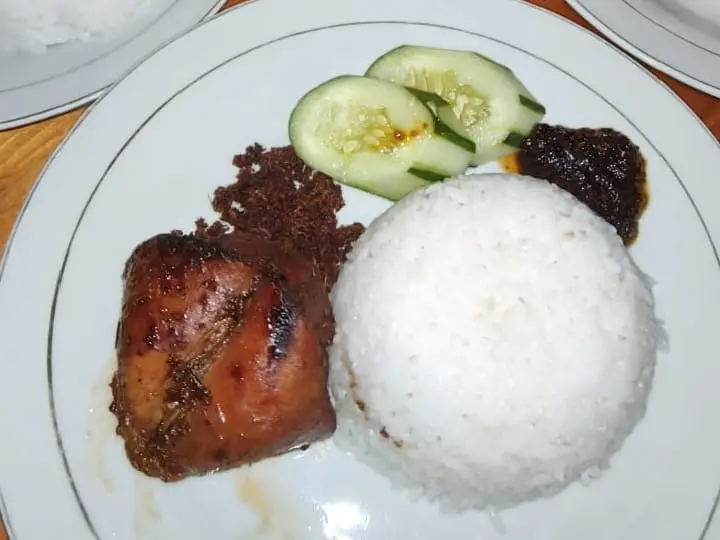 Ayam bakar merupakan salah satu menu favorit yang banyak dipesan pengunjung di Ayam Goreng Tantene. (Foto: Dok cilacaptoday.com)