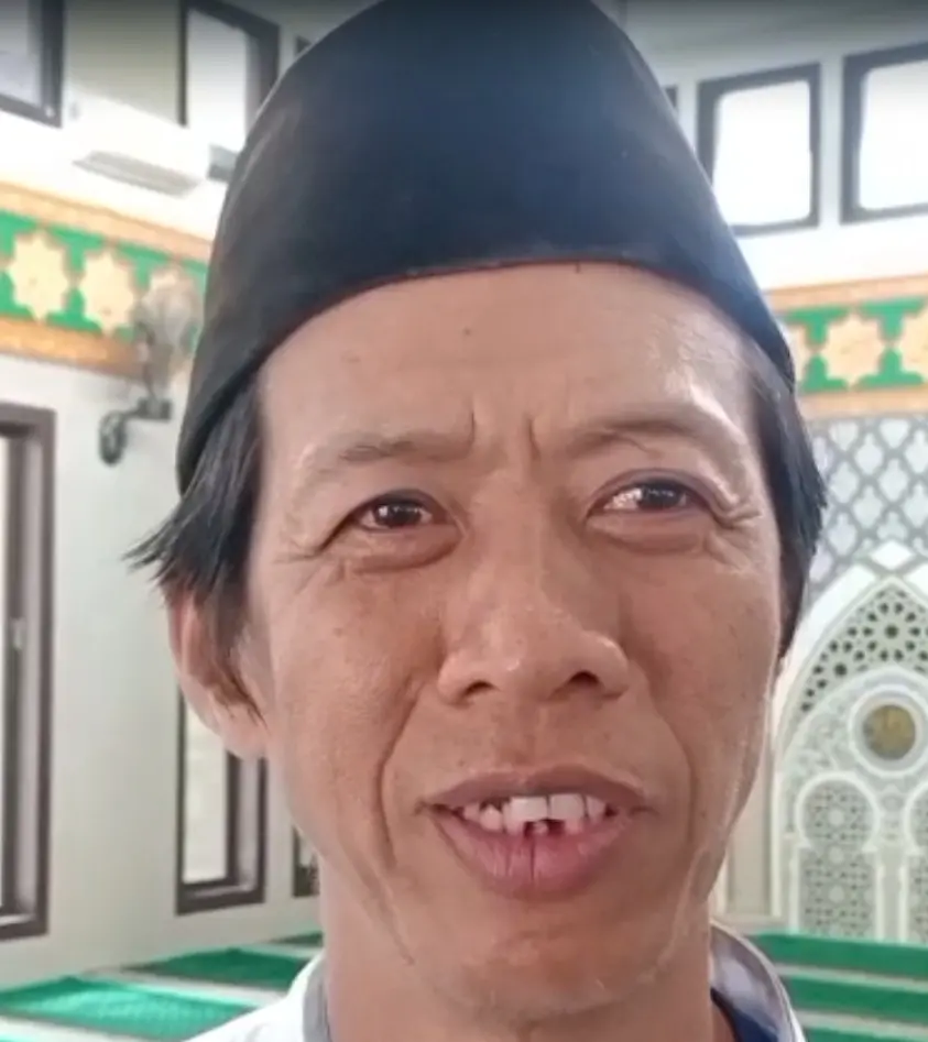 Bakhir mengabdikan diri merawat Masjid Abu Bakar Ash-Shiddiq Banjarnegara.(foto: Heri Cahyono)