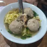 Bakso Gepeng di Jalan Pemintalan, Cilacap yang memiliki citra rasa legend. (Foto: Google Review/Wahyu Aliyani Putri)
