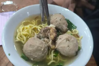 Bakso Gepeng di Jalan Pemintalan, Cilacap yang memiliki citra rasa legend. (Foto: Google Review/Wahyu Aliyani Putri)