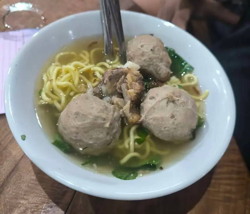 Bakso Gepeng di Jalan Pemintalan, Cilacap yang memiliki citra rasa legend. (Foto: Google Review/Wahyu Aliyani Putri)