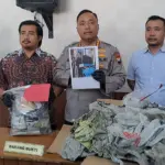 Kapolresta Cilacap Kombes Pol Budi Adhy Buono didampingi Kasat Reskrim Kompol Agil menunjukkan barang bukti kasus pembunuhan WN Singapura. (Tri Aji).