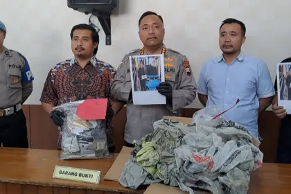 Kapolresta Cilacap Kombes Pol Budi Adhy Buono didampingi Kasat Reskrim Kompol Agil menunjukkan barang bukti kasus pembunuhan WN Singapura. (Tri Aji).