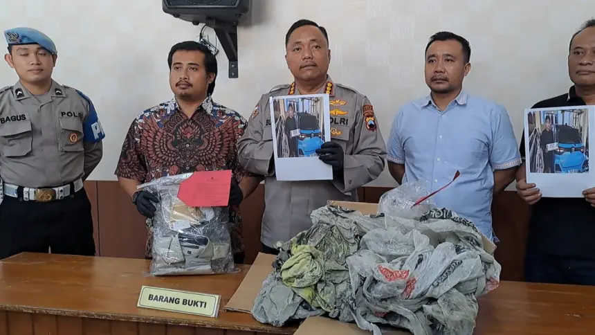 Kapolresta Cilacap Kombes Pol Budi Adhy Buono didampingi Kasat Reskrim Kompol Agil menunjukkan barang bukti kasus pembunuhan WN Singapura. (Tri Aji).