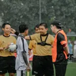 Momen Beni Pratama (body cam), wasit asal Purbalingga saat memimpin laga AAA Clan vs B2F yang viral di media sosial, Minggu (29/3/2026) sore. (Foto: Instagram @bepratama)