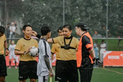 Momen Beni Pratama (body cam), wasit asal Purbalingga saat memimpin laga AAA Clan vs B2F yang viral di media sosial, Minggu (29/3/2026) sore. (Foto: Instagram @bepratama)