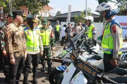 Bupati Purbalingga Fahmi Muhammad Hanif melihat kesiapan personel Operasi Ketupat Candi 2026. (Foto :Humas Polres Purbalingga)
