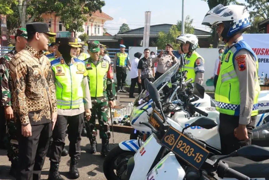 Bupati Purbalingga Fahmi Muhammad Hanif melihat kesiapan personel Operasi Ketupat Candi 2026. (Foto :Humas Polres Purbalingga)