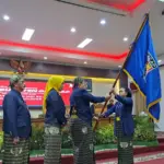 Ketua DPRD Cilacap Taufik Nurhidayat menyerahkan Pataka kepada Plt Bupati Ammy Amalia Fatma Surya saat paripurna Hari Jadi Cilacap ke-170. (Tri Aji).