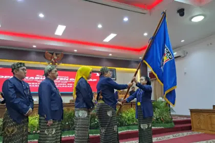 Ketua DPRD Cilacap Taufik Nurhidayat menyerahkan Pataka kepada Plt Bupati Ammy Amalia Fatma Surya saat paripurna Hari Jadi Cilacap ke-170. (Tri Aji).
